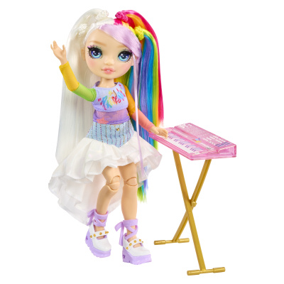 Rainbow High Junior Fashion panenka – Amaya, rocková kapela