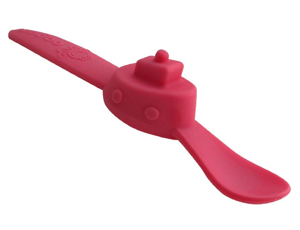 Růžová dětská lžička Oogaa ve tvaru lodi