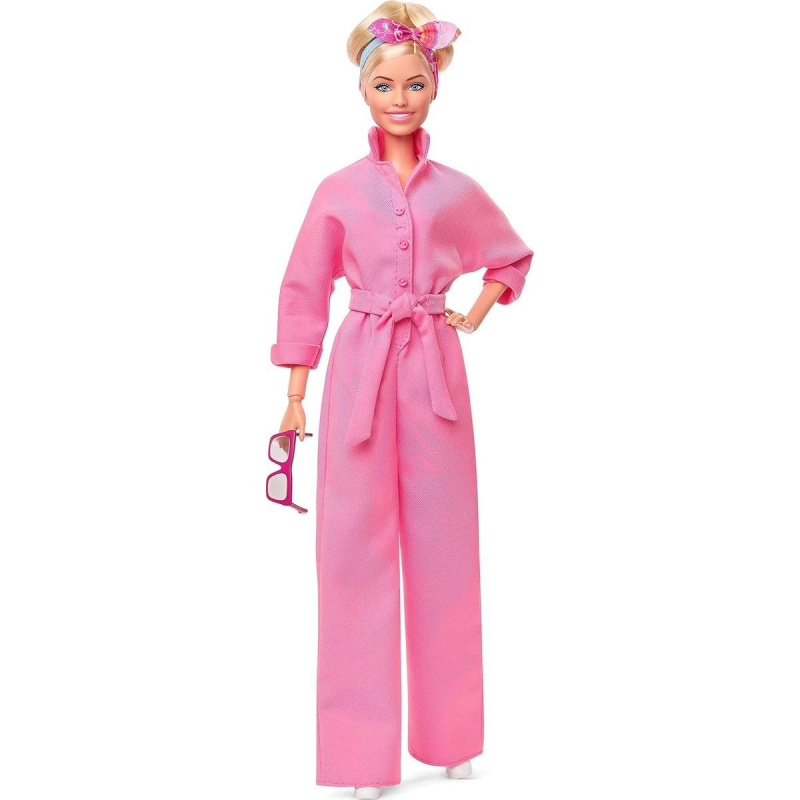 Barbie v růžovém kalhotovém filmovém overalu