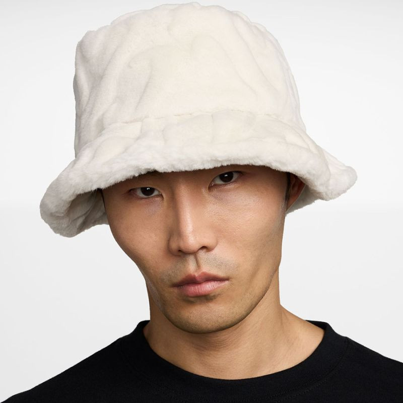 Zateplená čepice Nike APEX HF7194-030 sportovní styl