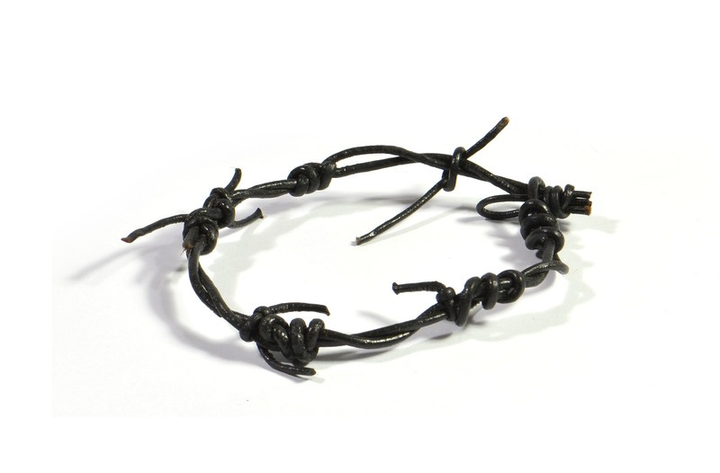 Sanu Babu Náramek z kůže, imitace ostnatého drátu, černý