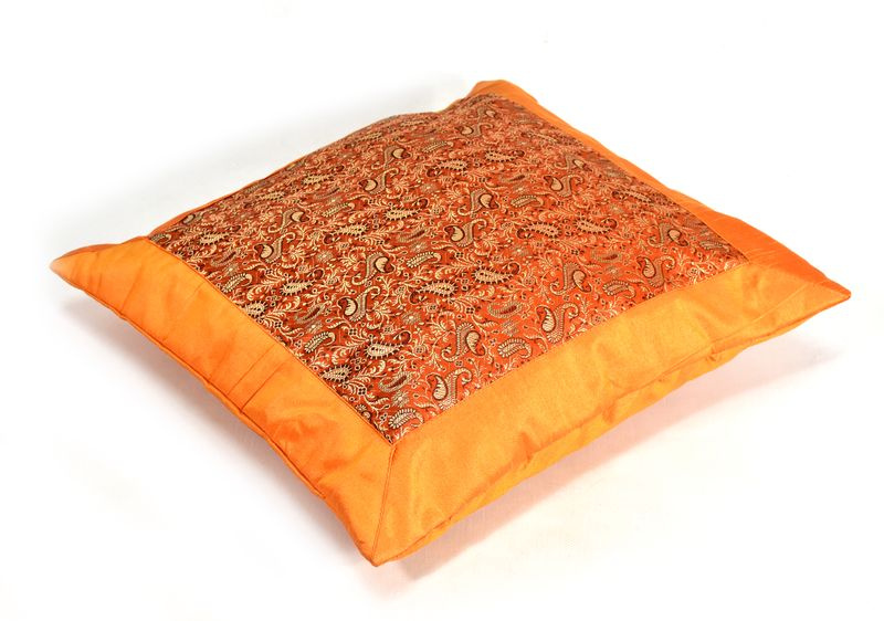 Sanu Babu Oranžový saténový povlak na polštář s výšivkou paisley, zip, 40x40cm