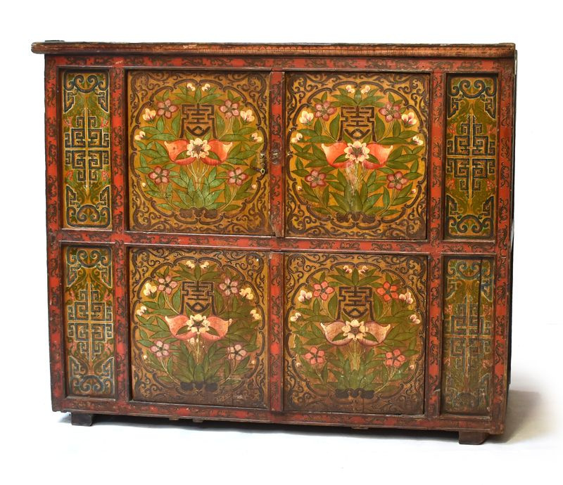 Sanu Babu Ručně malovaná dřevěná antik komoda z Tibetu, 173x70x141cm