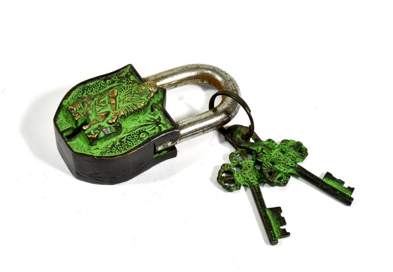 Sanu Babu Visací zámek, zelená patina mosaz, Sai Baba, dva klíče ve tvaru dorje, 9cm