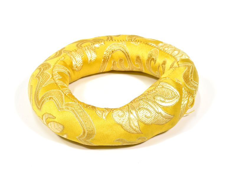Sanu Babu Podložka pod tibetskou mísu ze žlutého brokátu, prům. 10cm (8A)