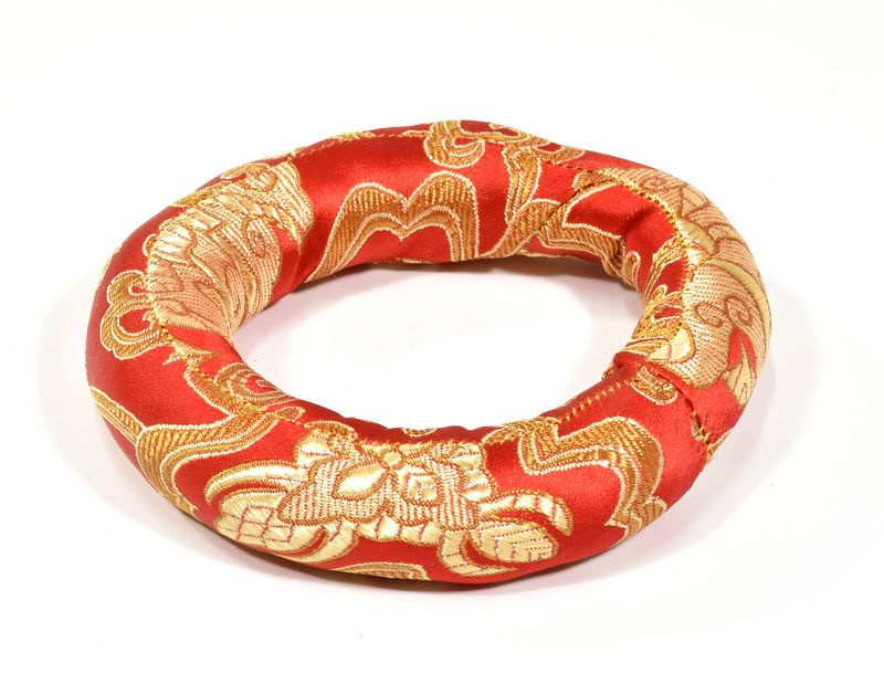 Sanu Babu Podložka pod tibetskou mísu z červeného brokátu, prům. 10cm (8B)