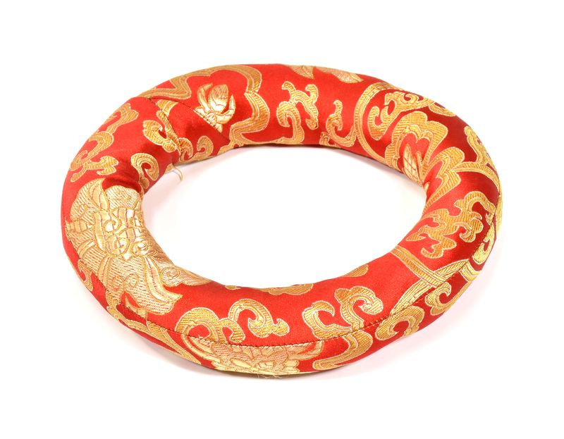 Sanu Babu Podložka pod tibetskou mísu z červeného brokátu, prům. 16cm