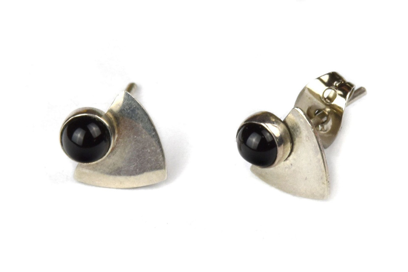 Sanu Babu Stříbrné náušnice, pár, černý kamínek, 10mm, zapínání na puzetu (AG 925) (0D)