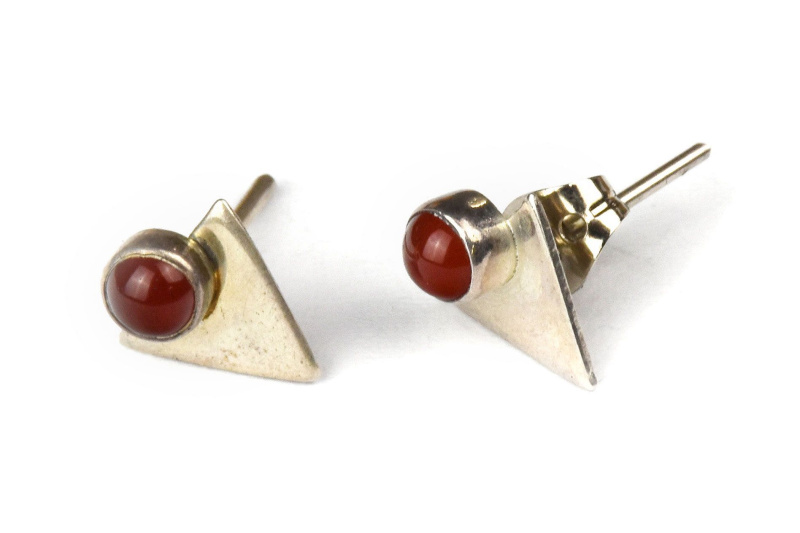 Sanu Babu Stříbrné náušnice, pár, červený kamínek, 10mm, zapínání na puzetu (AG 925)