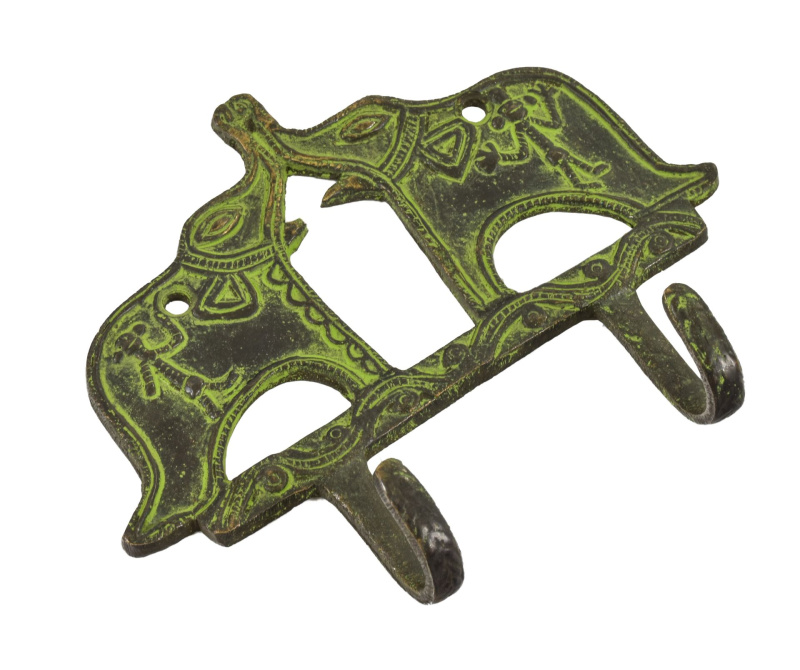 Sanu Babu Věšáček dva sloni, "Tribal Art", zelená patina, mosaz, dva háčky, 15cm
