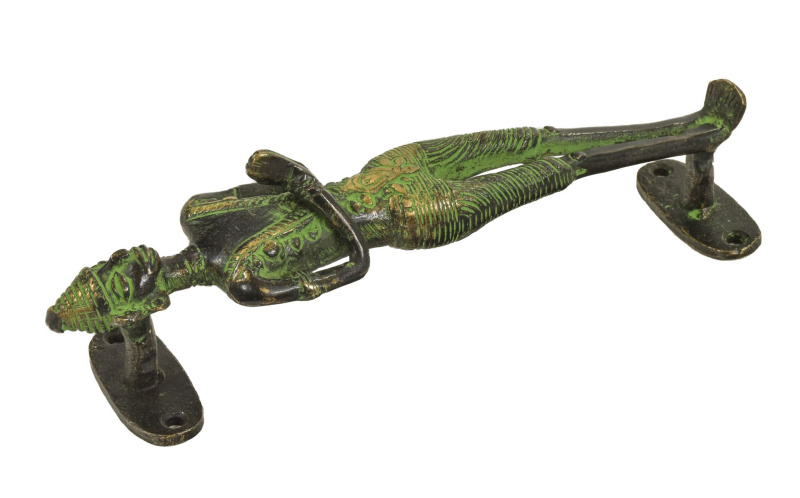 Sanu Babu Dveřní madlo, "Tribal Art", postava, zelená patina, mosaz, 22cm