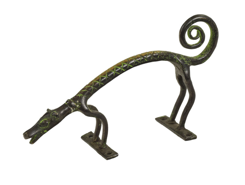 Sanu Babu Dveřní madlo, "Tribal Art", pes  zelená patina, mosaz, 23cm