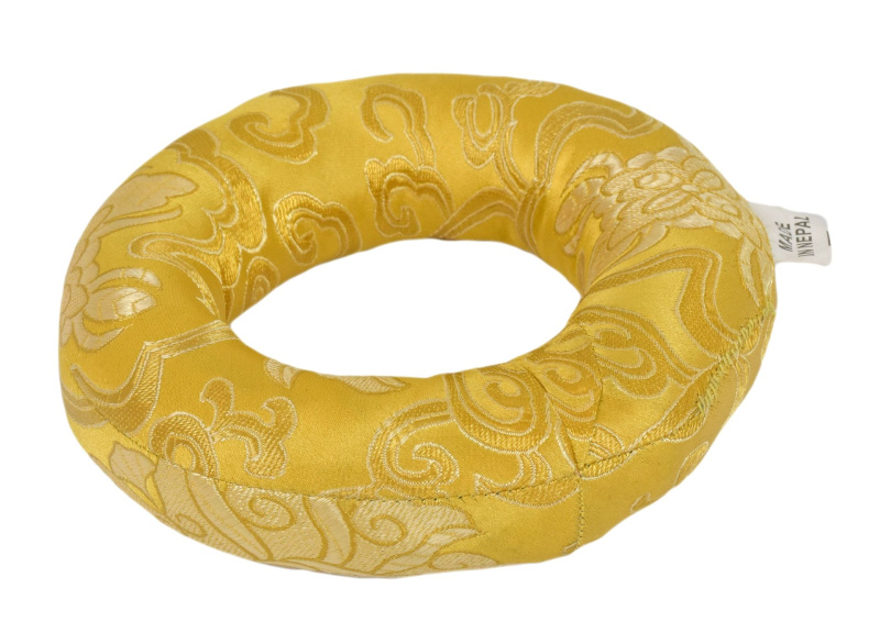 Sanu Babu Podložka pod tibetskou mísu ze žluto-zlatého brokátu, prům. 12cm