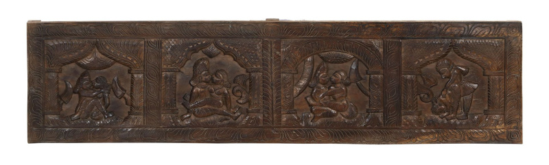 Sanu Babu Kamasutra, ručně vyřezávaný panel z mangového dřeva, 183x3x45cm