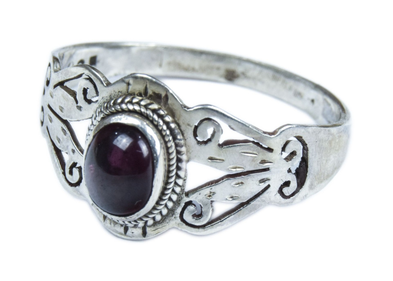Sanu Babu Stříbrný prsten vykládaný almandinem, AG 925/1000, 3g, Nepál (AD) 68 , Vínová