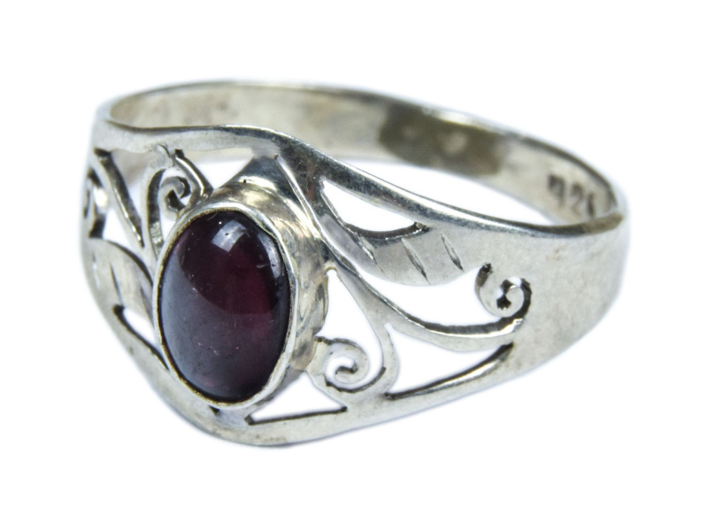 Sanu Babu Stříbrný prsten vykládaný almandinem, AG 925/1000, 3g, Nepál (AF) 60 , Vínová