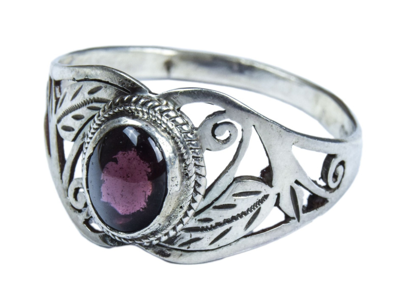 Sanu Babu Stříbrný prsten vykládaný almandinem, AG 925/1000, 3g, Nepál (BZ) 65 , Vínová