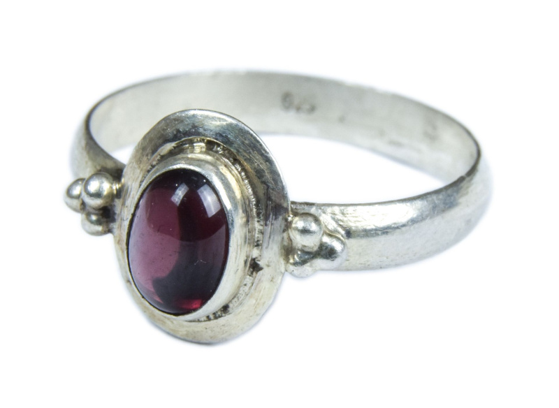 Sanu Babu Stříbrný prsten vykládaný almandinem, AG 925/1000, 3g, Nepál (AS) 54 , Vínová