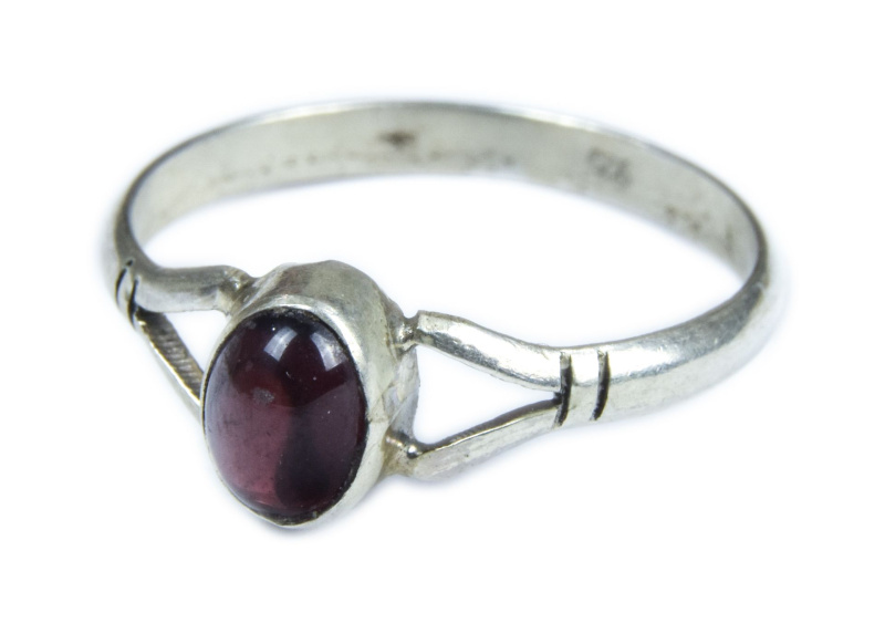 Sanu Babu Stříbrný prsten vykládaný almandinem, AG 925/1000, 3g, Nepál (AU) 56 , Vínová