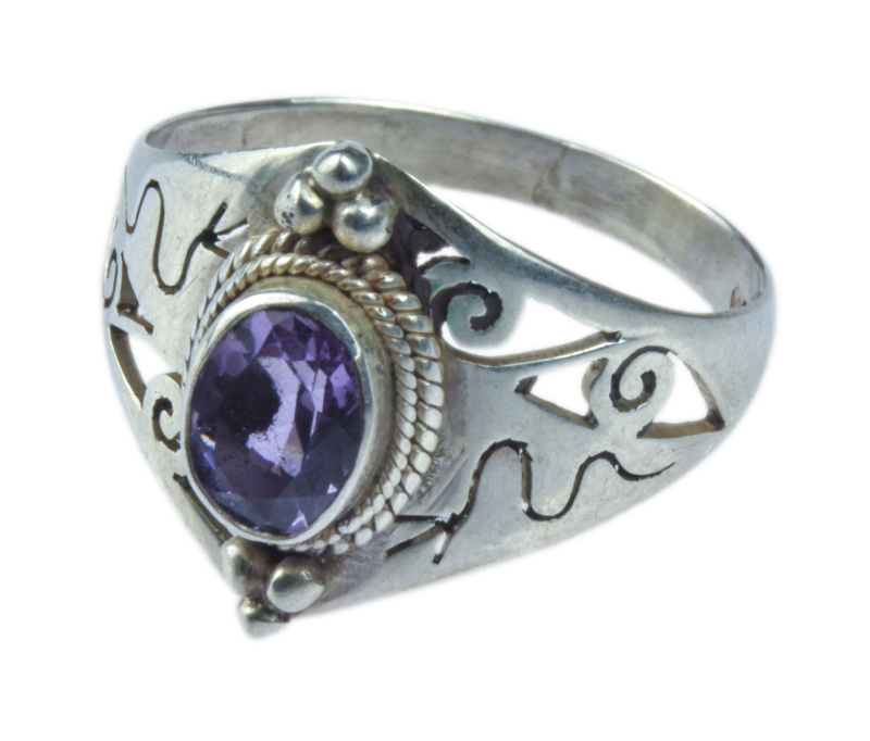 Sanu Babu Stříbrný prsten vykládaný broušeným ametystem, AG 925/1000, 3g, Nepál (BC) 57 , Stříbrná