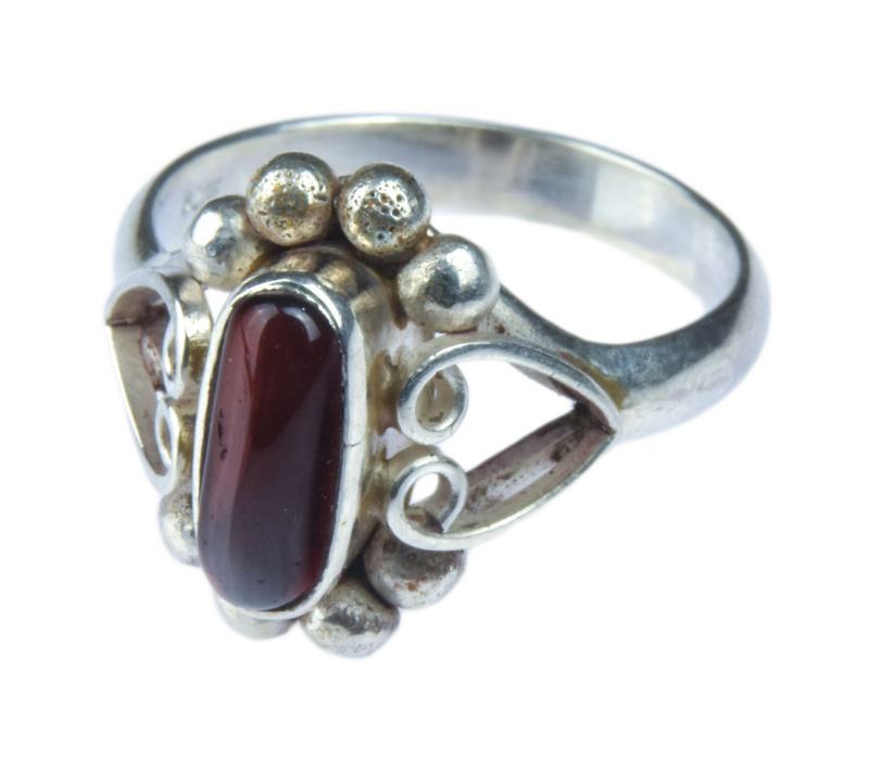 Sanu Babu Stříbrný prsten vykládaný almandinem, AG 925/1000, 3g, Nepál (AG) 61 , Stříbrná