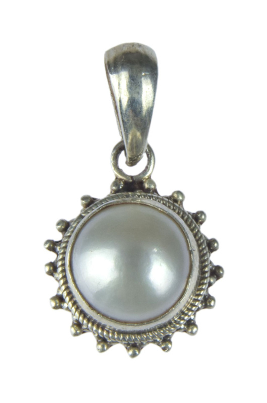 Sanu Babu Stříbrný přívěšek vykládaný perlou, výška 21mm šířka 12mm, Nepál, 2g (0B)