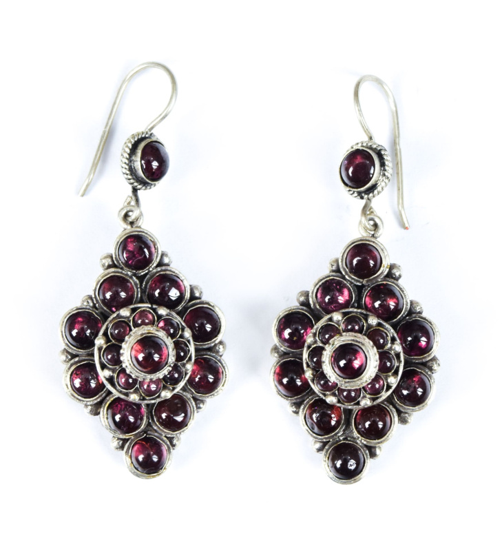 Sanu Babu Visací náušnice vykládané almandinem, délka 45mm 11g, AG 925/1000, Nepál