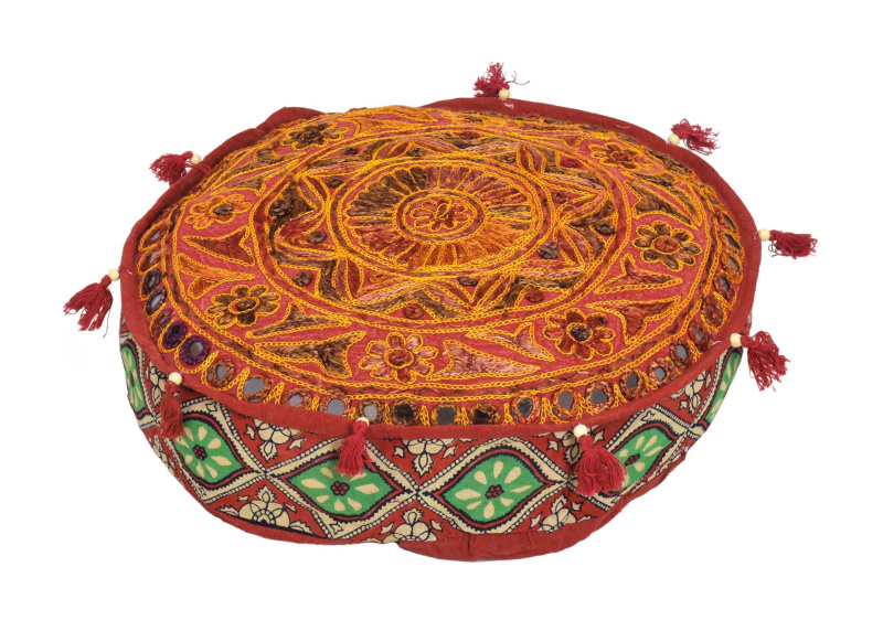 Sanu Babu Meditační červený polštář, ručně vyšívaný Gujarat Design, kulatý, 40x12cm