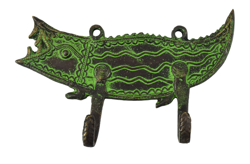 Sanu Babu Věšák krokodýl, "Tribal art", mosaz, dva háčky, zelená patina, 18cm