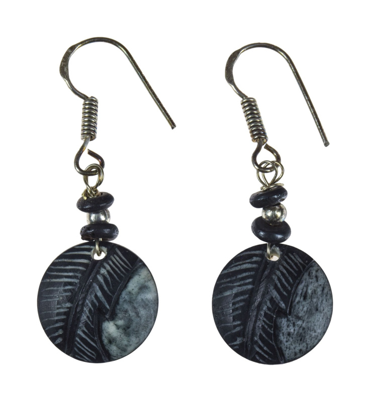 Sanu Babu Kostěné visací náušnice kulaté, barvené vyřezávané pírko, délka 41mm