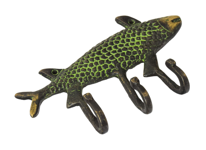Sanu Babu Věšák, ryba, mosaz, tři háčky, zelená patina, 16cm