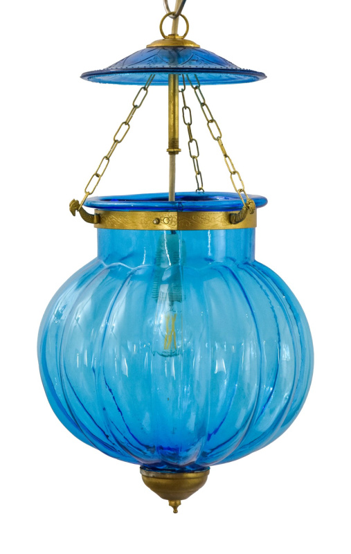 Sanu Babu Skleněná lampa, modrá, mosazné prvky, prům. 23cm, výška 40cm