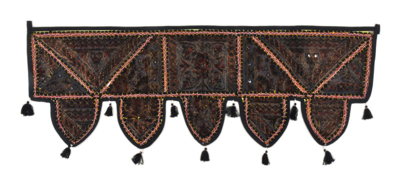 Sanu Babu Černý závěs nad dveře s výšivkou, zrcátky a třásněmi, 103x36cm (9A)
