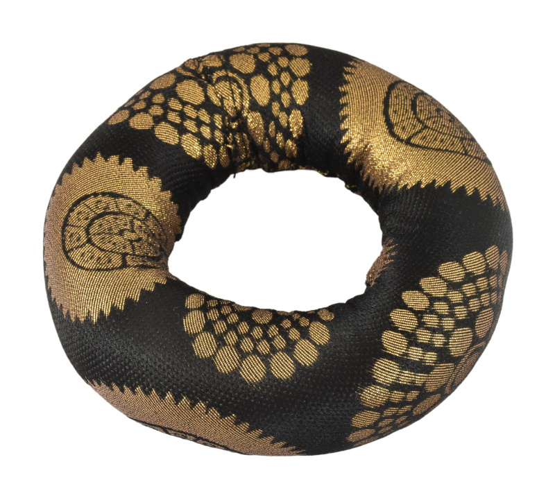 Sanu Babu Podložka pod tibetskou mísu z černo-zlatého brokátu, prům.12cm