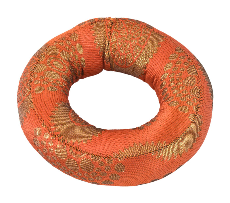 Sanu Babu Podložka pod tibetskou mísu z oranžovo-zlatého brokátu, prům.12cm