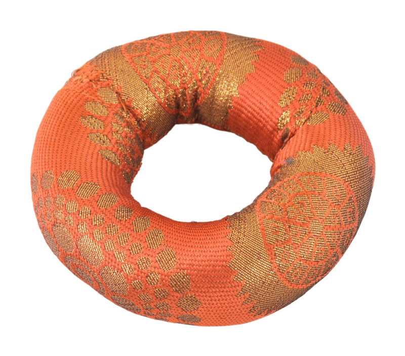 Sanu Babu Podložka pod tibetskou mísu z oranžovo-zlatého brokátu, prům.10cm