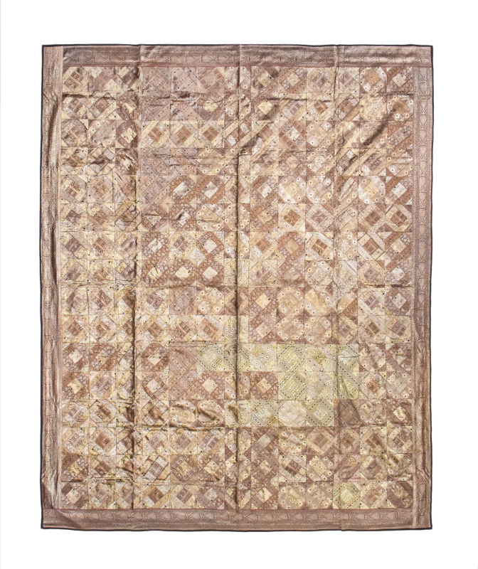 Sanu Babu Patchworková tapiserie, brokátová výšivka, vínovo-zlatá, 228x272cm