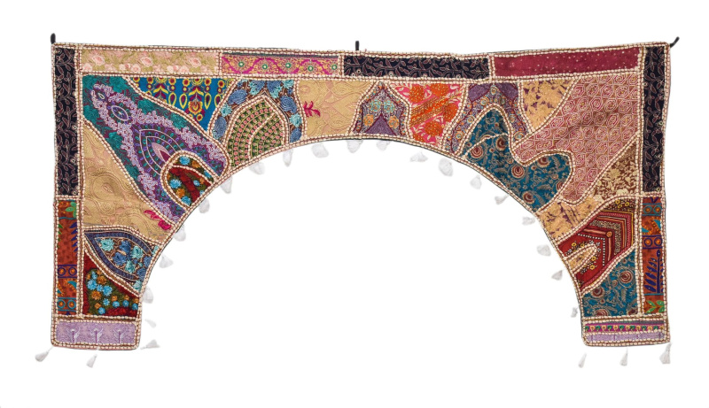 Sanu Babu Závěs nad dveře, patchwork, Rajastan, ruční výšivka, sklíčka, 192x98cm (5F)