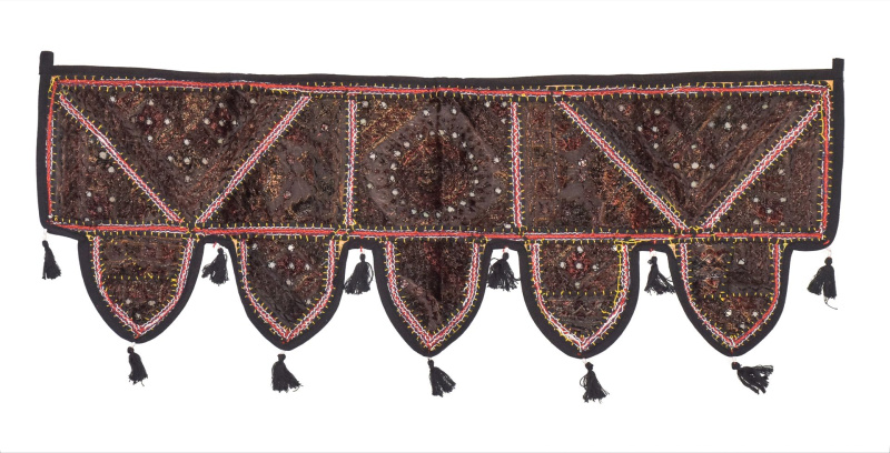Sanu Babu Černý závěs nad dveře s výšivkou, zrcátky a třásněmi, 103x36cm (9G)