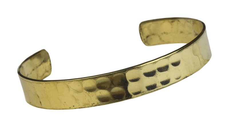 Sanu Babu Náramek široký 1cm, zlatá barva, promačkaný povrch otevřený obvod 22cm