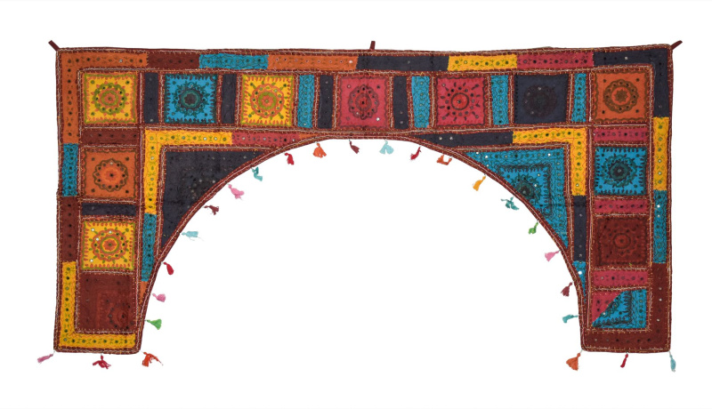 Sanu Babu Závěs nad dveře oblouk, patchwork, Rajastan, ruční výšivka, sklíčka, 190x98cm (5H)