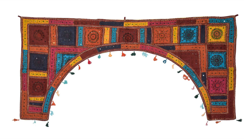 Sanu Babu Závěs nad dveře oblouk, patchwork, Rajastan, ruční výšivka, sklíčka, 190x98cm (5J)