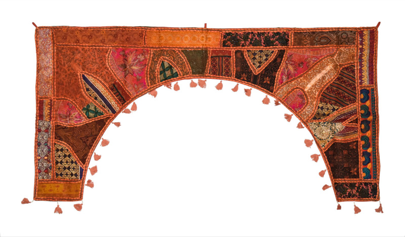 Sanu Babu Závěs nad dveře oblouk, patchwork, Rajastan, ruční výšivka, 190x96cm (6D)