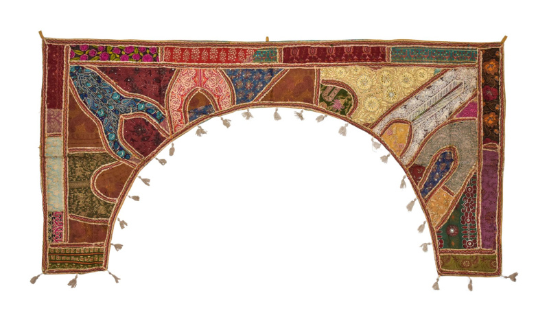 Sanu Babu Závěs nad dveře oblouk, patchwork, Rajastan, ruční výšivka, 190x96cm (6E)