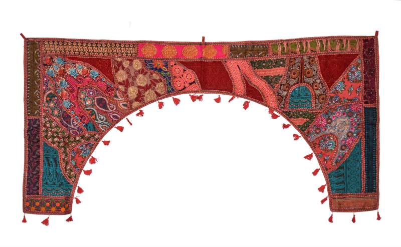 Sanu Babu Závěs nad dveře oblouk, patchwork, Rajastan, ruční výšivka, 190x96cm (6H)