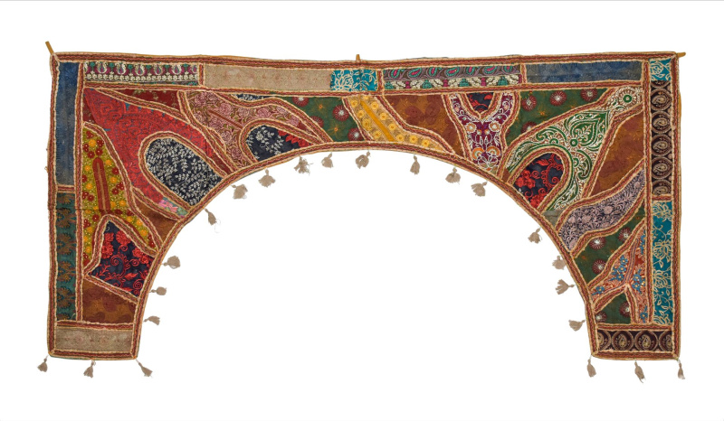 Sanu Babu Závěs nad dveře oblouk, patchwork, Rajastan, ruční výšivka, 190x96cm (6L)