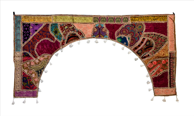 Sanu Babu Závěs nad dveře oblouk, patchwork, Rajastan, ruční výšivka, 190x96cm (6M)