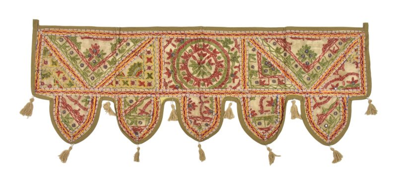 Sanu Babu Závěs nad dveře, řetězová výšivka, sklíčka, bambulky, 103x36cm (ZA)