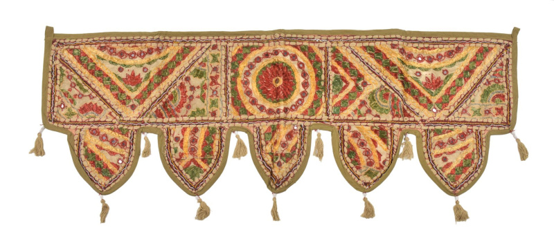 Sanu Babu Závěs nad dveře, řetězová výšivka, sklíčka, bambulky, 103x36cm (ZD)