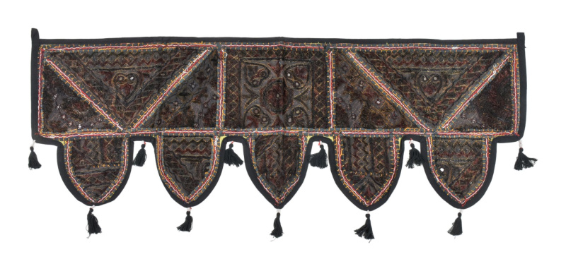 Sanu Babu Závěs nad dveře, řetězová výšivka, sklíčka, bambulky, 103x36cm (ZF)